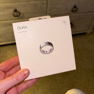 Oura Ring 4 in Elegant Silver